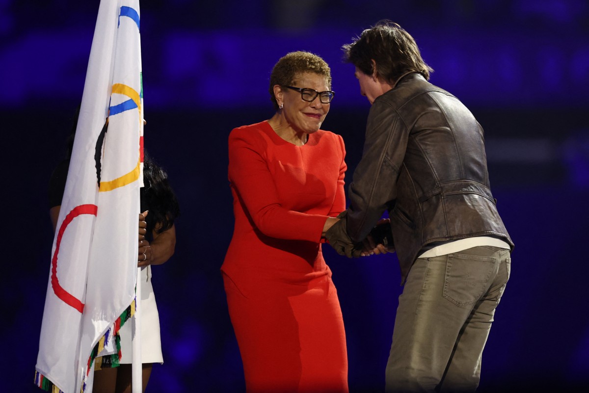 عرض هوليوودي في اختتام الأولمبياد... توم كروز يهبط من سقف ملعب فرنسا (صور وفيديو)